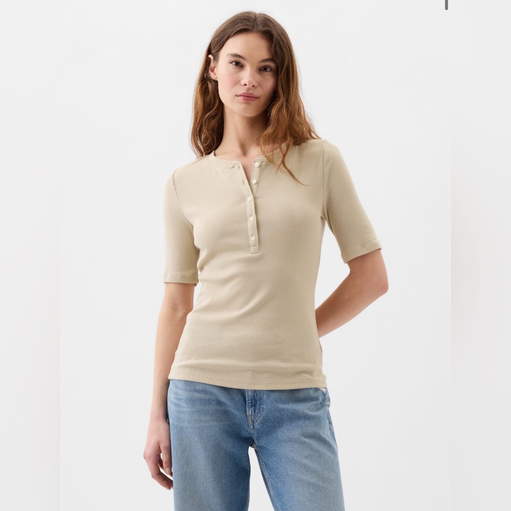 Women’s Gap Ribbed Henley T-Shirt - NWT